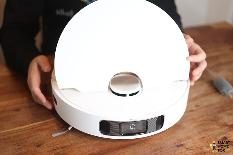 The flap of the Dreame L10s Ultra is opened.